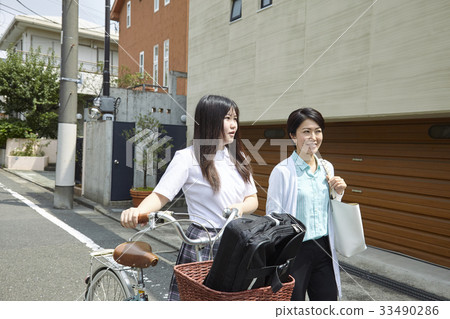 Mothers who walk while chatting with junior high school girls 33490286