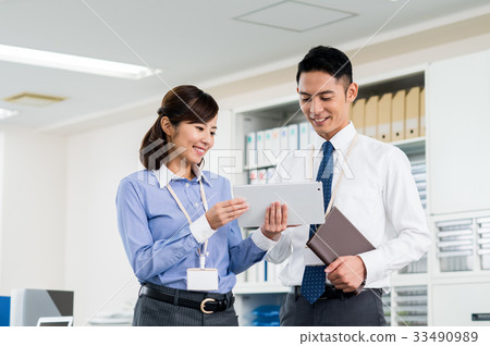 Businessman (tablet) Businessman (tablet) 33490989