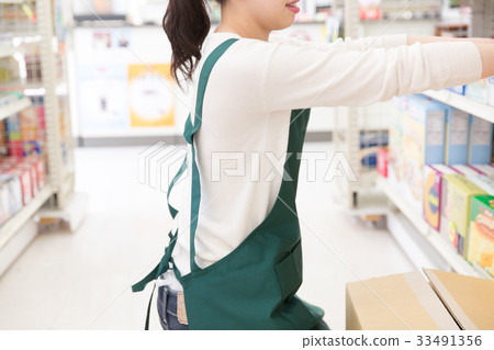 店鋪便利店產品送貨女店員工作 33491356