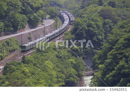 Yamanote Line E235 train carried to Tokyo 33492051