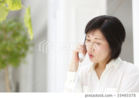 婦女談話在輸送路線 33493378