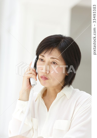 Woman talking on landline 33493383
