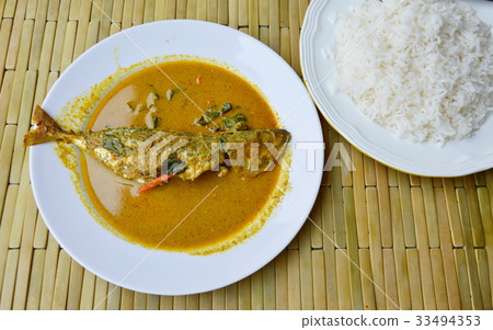 mackerel in red curry and plain rice 33494353