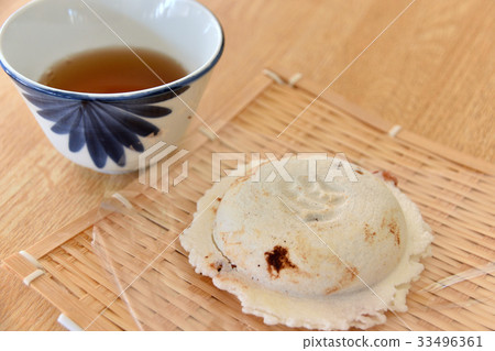 新近地被烘烤的Matsugaeda碗和茶 新近地被烘烤的Matsugaeda碗和茶 33496361