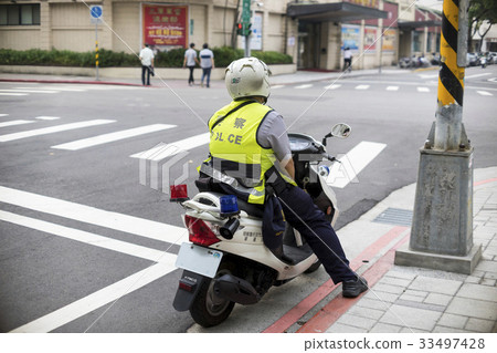 警察 警方 騎機車 一人 背影 路口 路邊 等待 警戒 執行 任務 勤務 職務 33497428