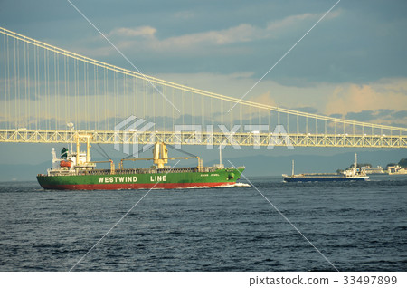 Akashi Kaikyo Bridge and dusk 33497899