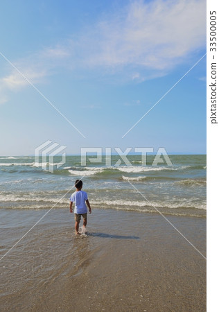孩子們站在沙灘上 孩子們站在沙灘上 33500005