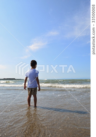 孩子們站在沙灘上 孩子們站在沙灘上 33500008