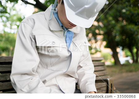 Falling male worker Falling male worker 33500868