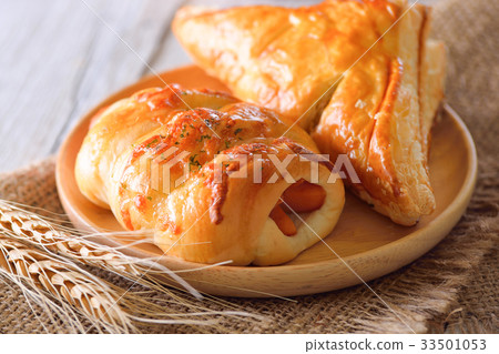 sausage bread on wooden plate 33501053