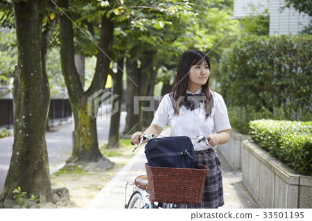 按自行車的製服的女性初中學生 33501195