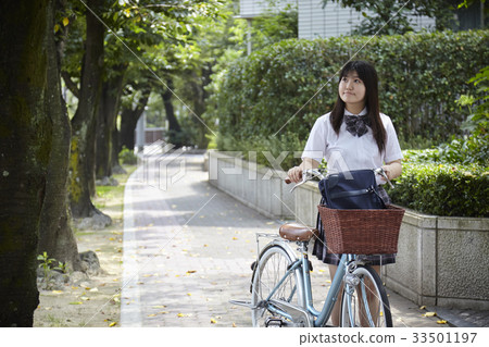 按自行車的製服的女性初中學生 33501197