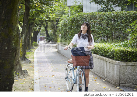 Female junior high school student in uniform who presses a bicycle 33501201