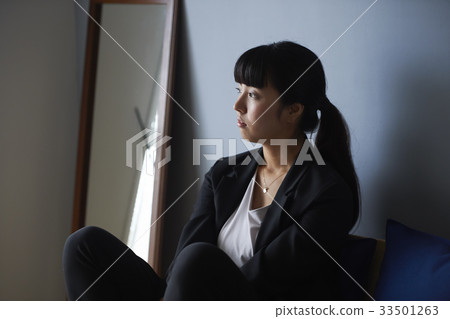 受工作困擾的女性 受工作困擾的女性 33501263