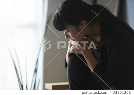 受工作困擾的女性 受工作困擾的女性 33501266