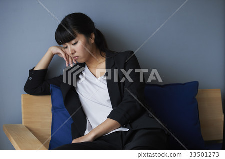 Women who are troubled by work Women who are troubled by work 33501273