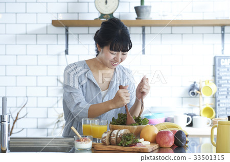 一個女人站在廚房裡 一個女人站在廚房裡 33501315