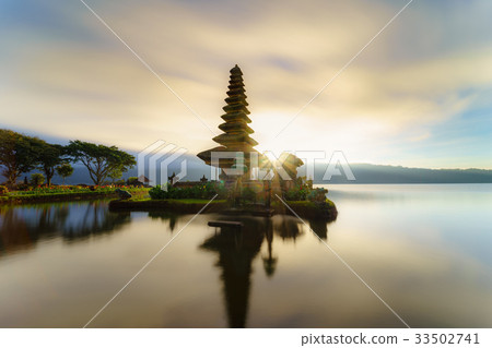 Pura Ulun Danu Bratan temple on Bratan lake 33502741