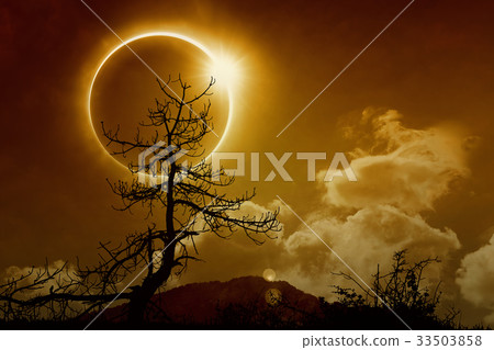 Total solar eclipse in dark glowing sky 33503858