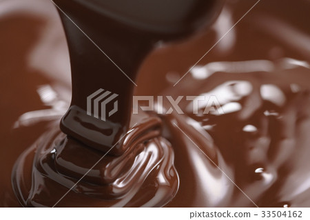 pouring melted premium dark chocolate pouring melted premium dark chocolate 33504162