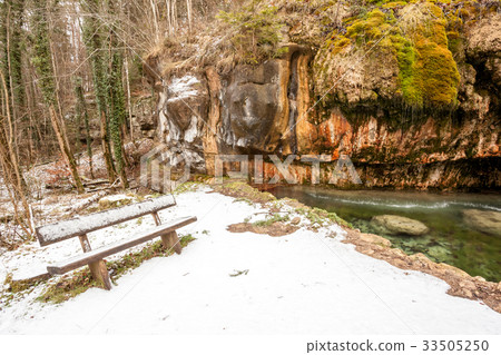 an Bench in snow 33505250