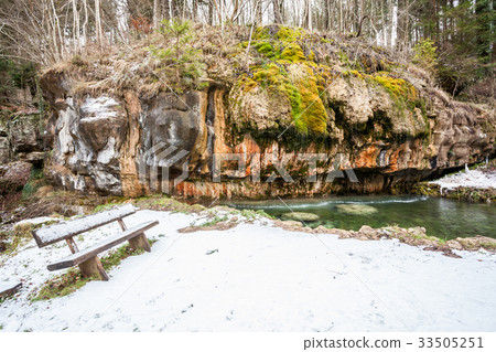 an Bench in snow 33505251