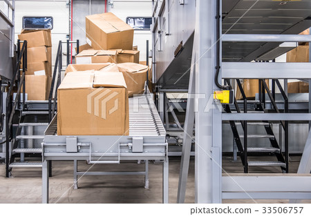 Parcels transported on conveyors Parcels transported on conveyors 33506757