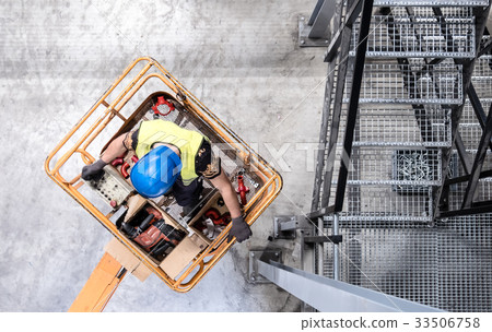Aerial of a worker on a cherry picker 33506758