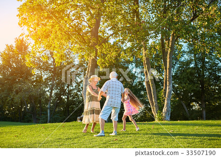 Seniors with grandchild, roundelay. 33507190