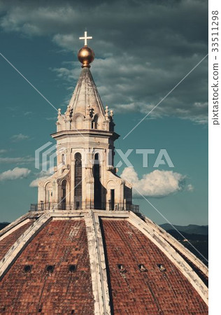 Duomo Santa Maria Del Fiore dome closeup Duomo Santa Maria Del Fiore dome closeup 33511298