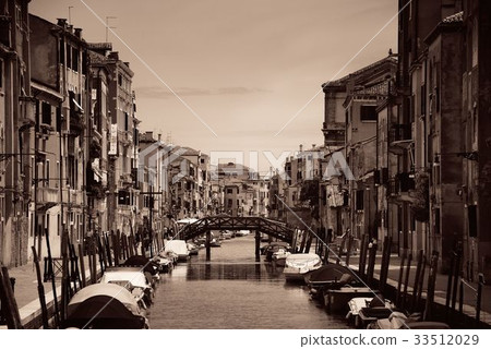 Venice canal 33512029