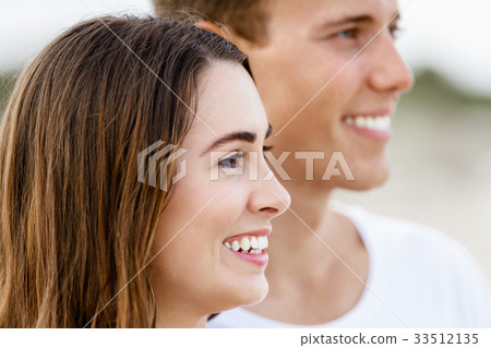 Romantic young couple on the beach 33512135