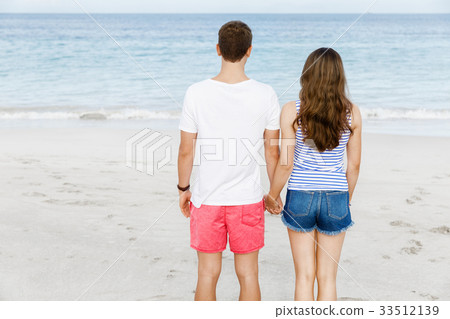 Young couple in love on the beach 33512139