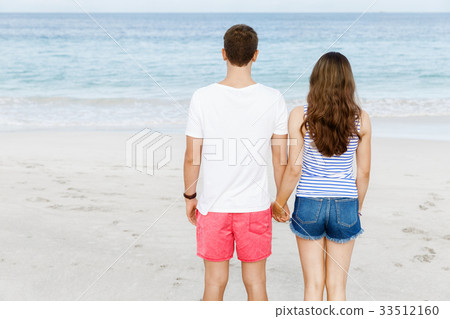 Young couple in love on the beach 33512160
