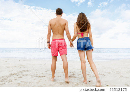 Romantic young couple on the beach Romantic young couple on the beach 33512175