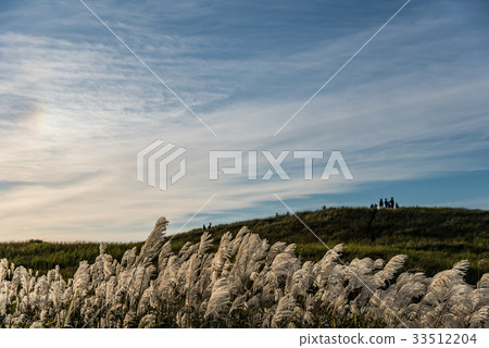 People waiting for sunset 33512204