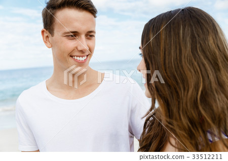 Romantic young couple on the beach 33512211