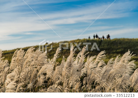 People waiting for sunset 33512213