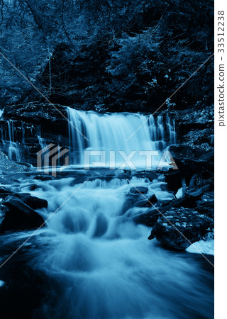 Waterfalls in black and white 33512238