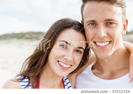 Romantic young couple on the beach 33512334