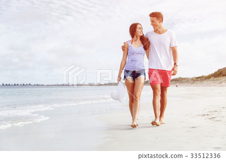 Romantic young couple on the beach 33512336