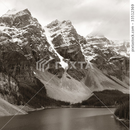 Moraine Lake 33512369