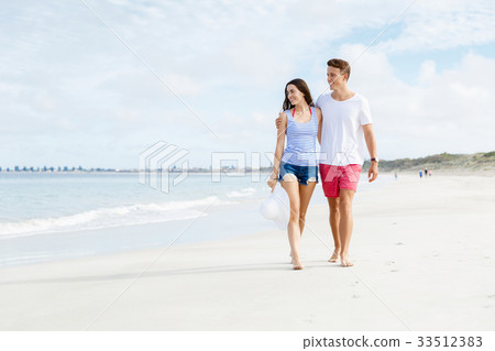 Romantic young couple on the beach 33512383