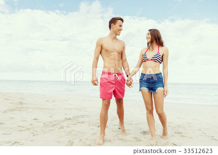 Romantic young couple on the beach 33512623