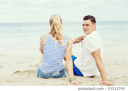 Romantic young couple on the beach 33512745
