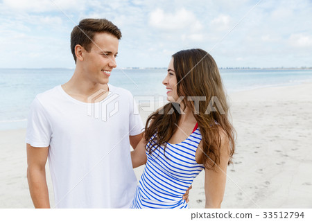 Romantic young couple on the beach Romantic young couple on the beach 33512794