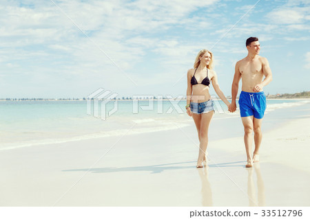 Romantic young couple on the beach Romantic young couple on the beach 33512796