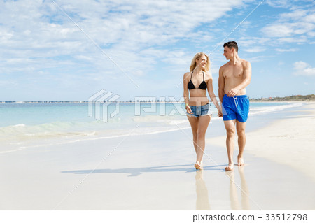 Romantic young couple on the beach 33512798