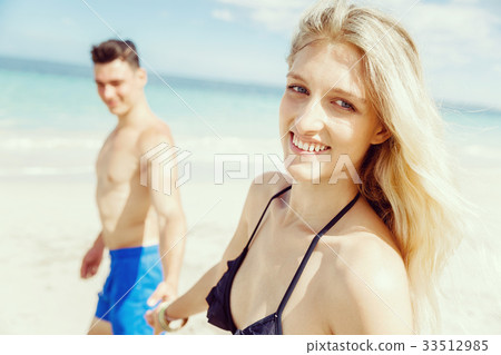 Romantic young couple on the beach 33512985