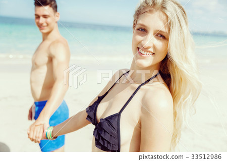 Romantic young couple on the beach 33512986